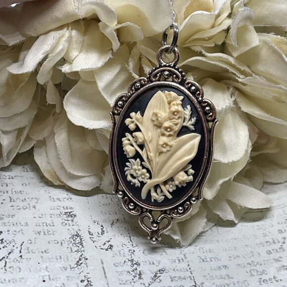 SILVER Black Lily the Valley Cameo Summer Pendant Necklace Charm Wedding Gift - Picture 2 of 8